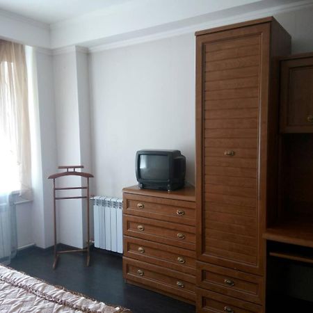 Квартира 2 Комн Рядом И-Т Амосова.Метро Олимпийская 3 Остановки Kiev Esterno foto
